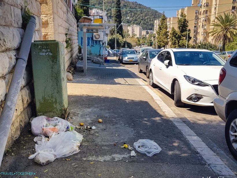Mussor na ulici u Haifi, okrug Kiryat Eliezer