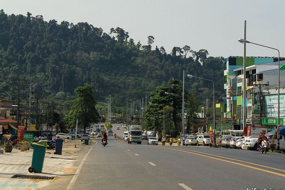Glavni put koji prolazi kroz Khao Lak
