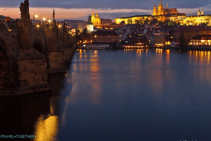 Središte Praga, čarobni Praški dvorac u večernjim satima