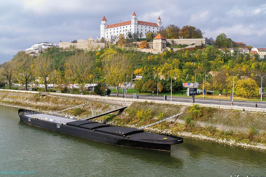 Most gleda na grad Bratislava i Dunav