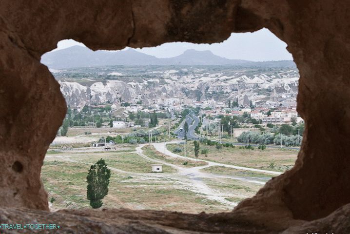 Pogled na selo Goreme s prozora kamene kuće.