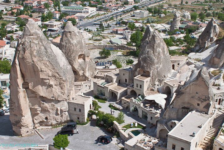Goreme Village. Tufovi na granici s modernim kućama.