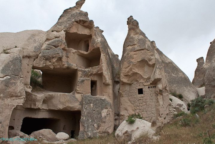 Uz Goreme. Segmentna kuća.