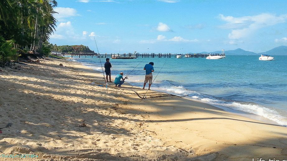 Plaža Maenam i mol Lompraya u daljini
