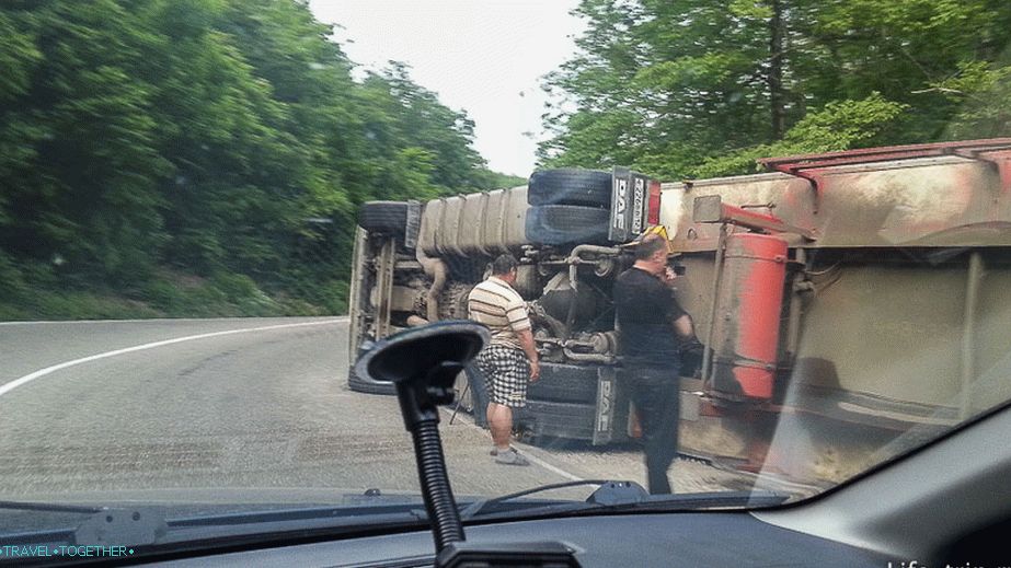Serpentine su ovdje kul, automobili se povremeno prevrću