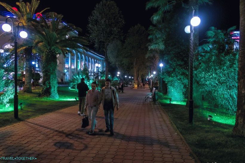 Navaginska ulica u Sočiju, u večernjim satima