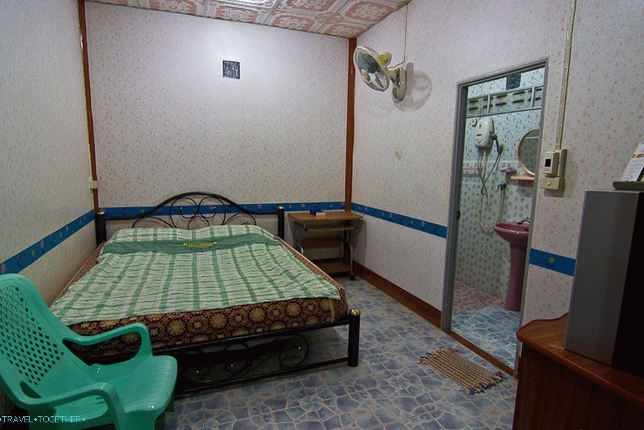 Soba za 300 bahta s ventilatorom