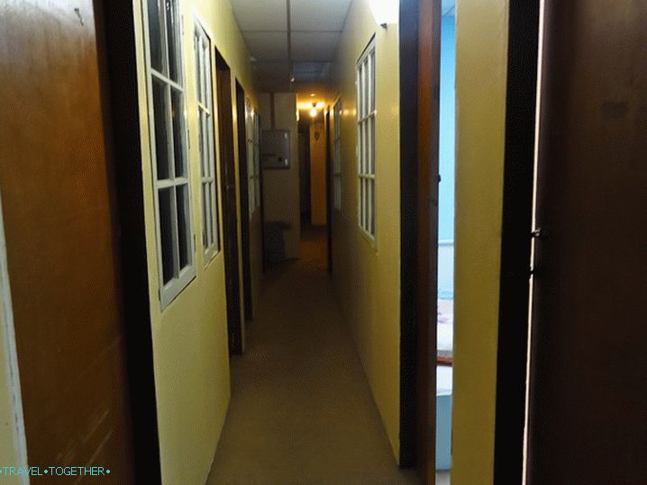Uski hodnici i vrata odjeljka za sobe