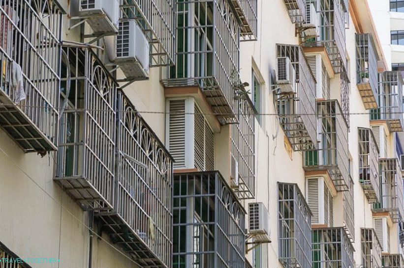 U Sanyi iz nekog razloga, vrlo mnogo prozora je zatvoreno s rešetkama