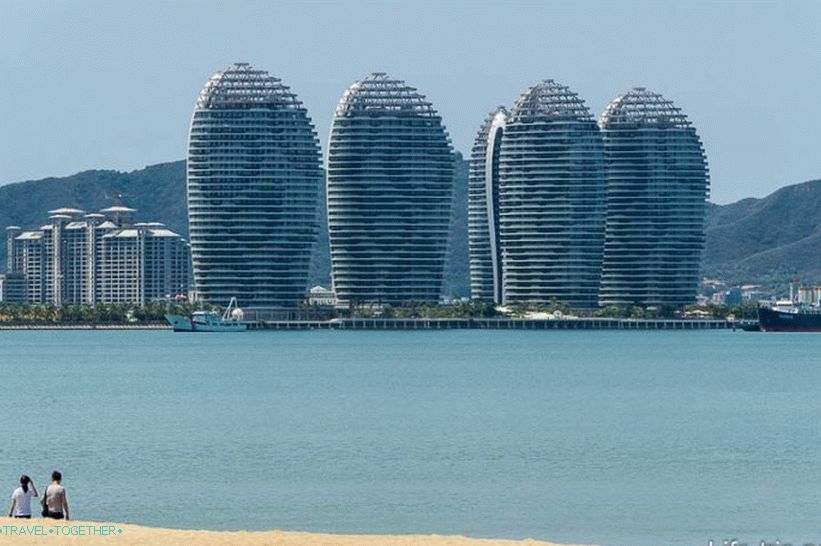 Najsladji hotel na otoku, trepćući različitim svjetlima noću