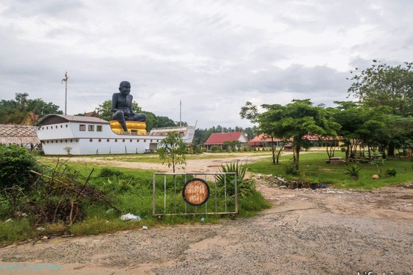 Velika crna statua redovnika Luang Por na brodu je još jedan hram na Samuiju