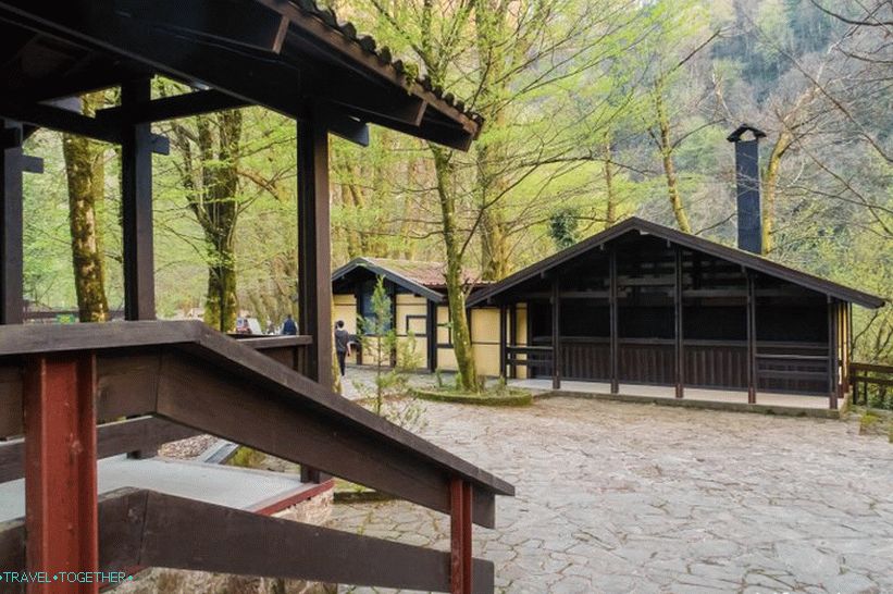 Orekhovsky vodopad u Sočiju - piknik u prirodi