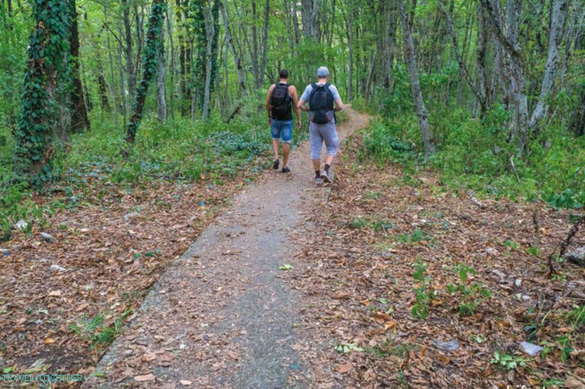 Silazak iz Akhuna počinje desno uz asfaltnu stazu, ali ne za dugo
