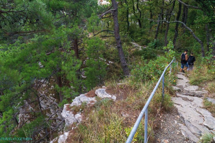 Staza od parkirališta do Eagle Rocks ide uz liticu