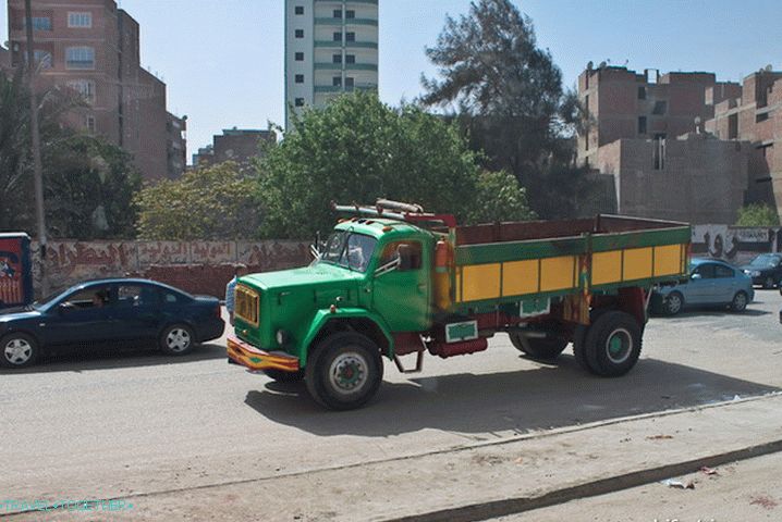 Automobil s bojom od vesla. Egipat. Kairo.