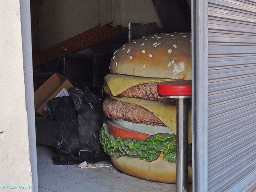 Netko skriva veliki burger u garaži
