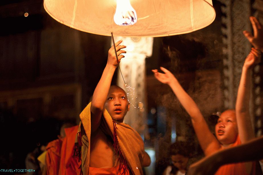 Djeca lansiraju svjetiljke na nebu - Loy Kratong i Yi Peng Festival