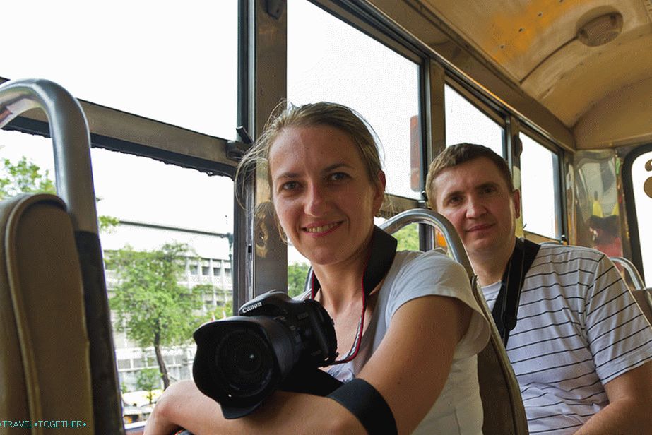 Idemo u redovan autobus s otvorenim prozorima, gdje su turisti rijetko