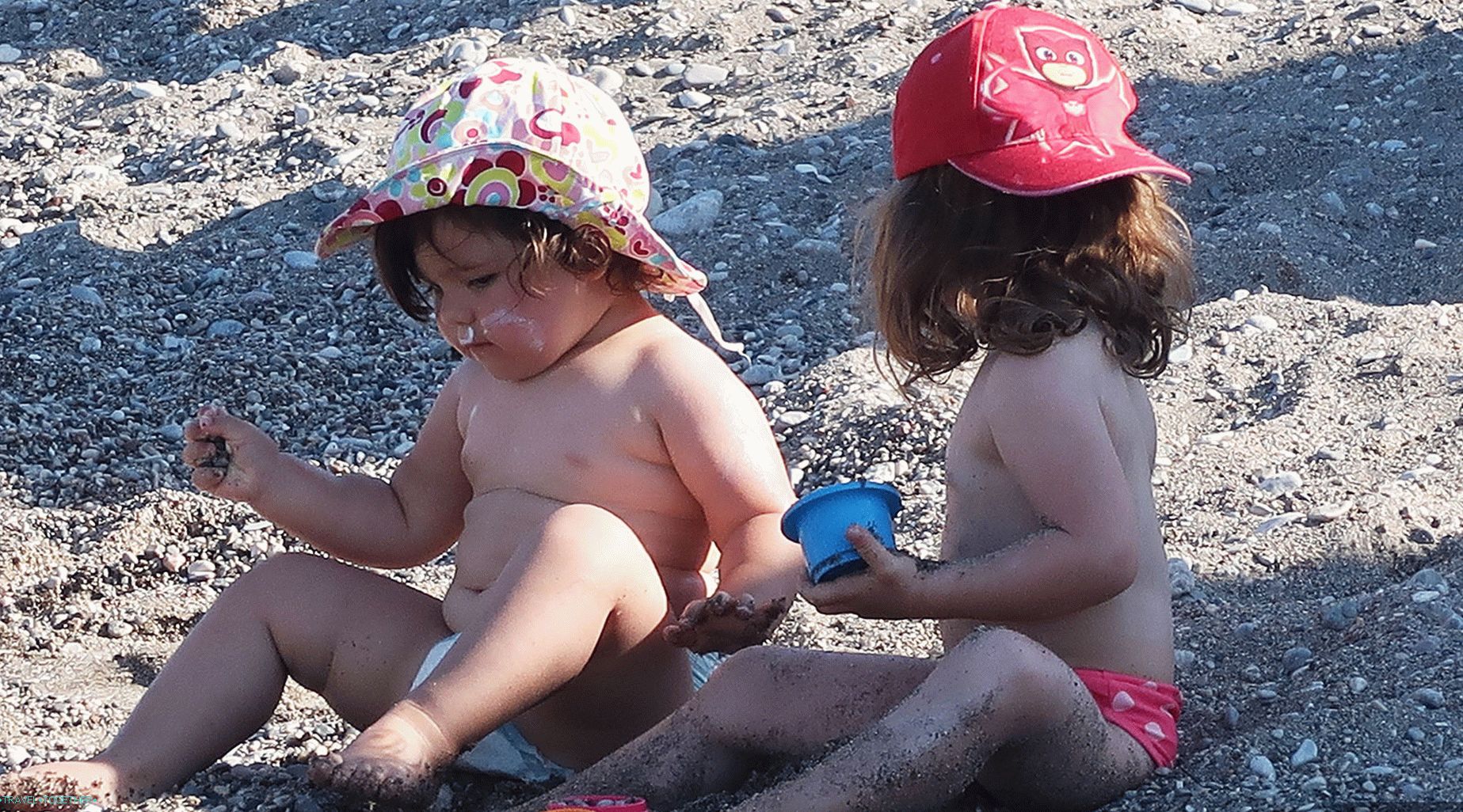 Djeca se igraju na plaži