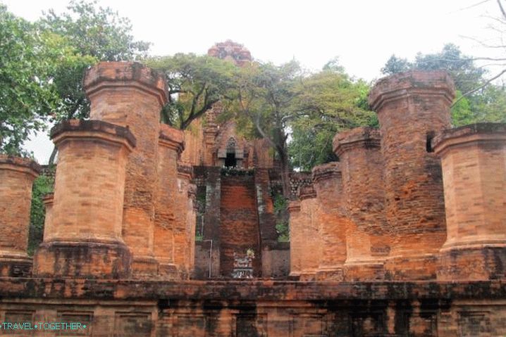 Nha Trang, tornjevi Thyam Po Nagara