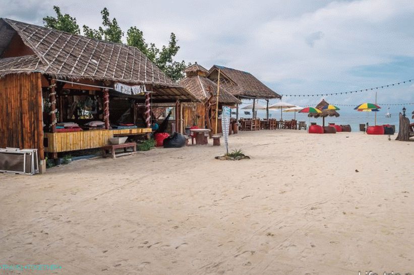 Hotelski restoran gotovo na rubu vode