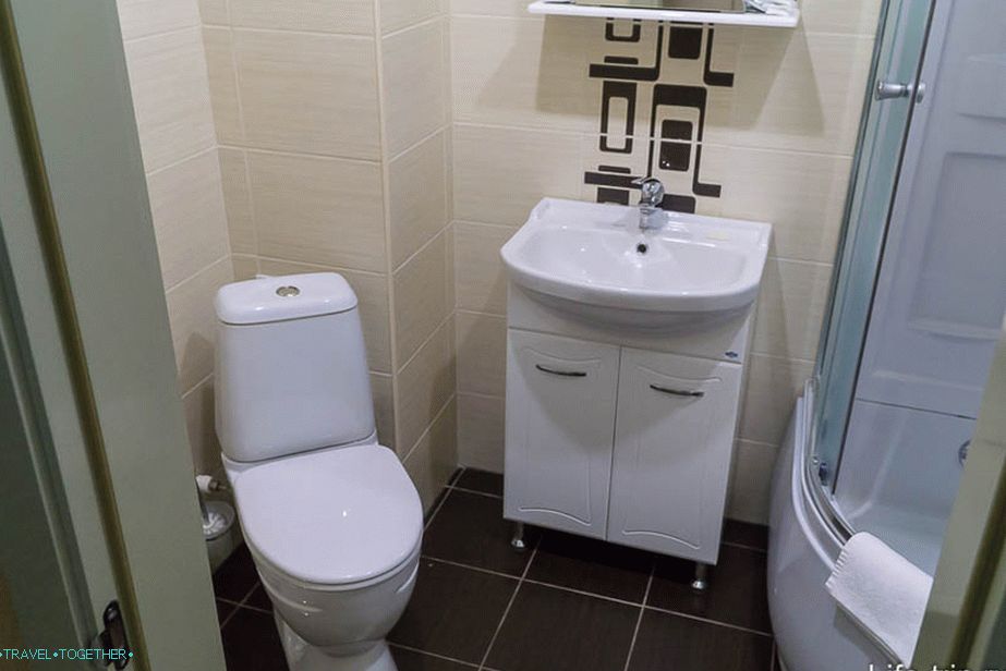 Moderna kupaonica s tušem