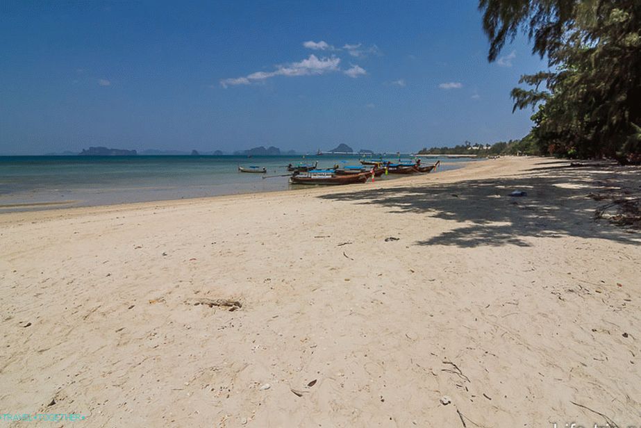 Plaža Klong Muang u sredini, pogled desno prema hotelu Sofitel