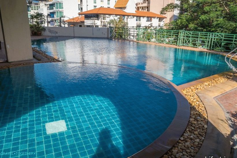 Odličan jeftini hotel u Pattayi na prvoj liniji - Mike Beach Resort