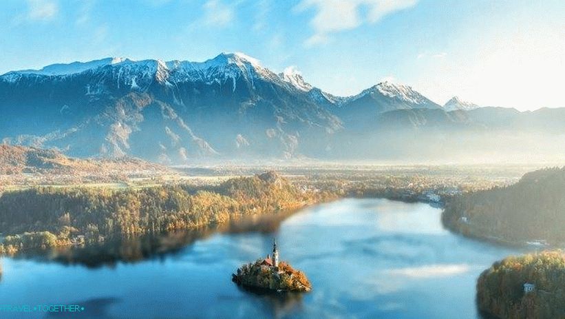 Panorama jezera i crkve na otoku