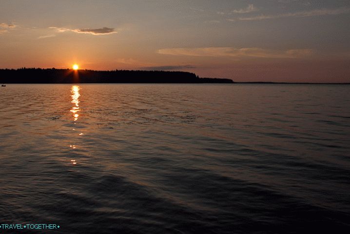 Zalazak sunca. Jezero Volgo.