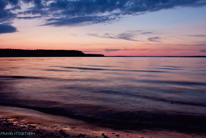 Zalazak sunca. Jezero Volgo.