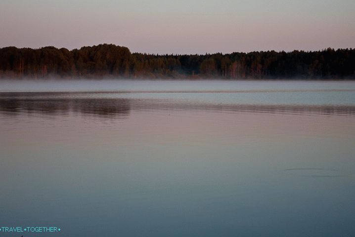 Rano ujutro na jezeru Volgo. Potpuna tišina.