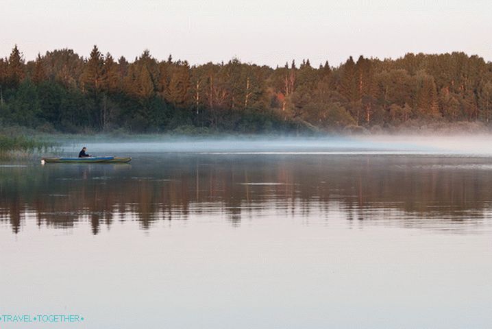 Rano ujutro na jezeru Volga.