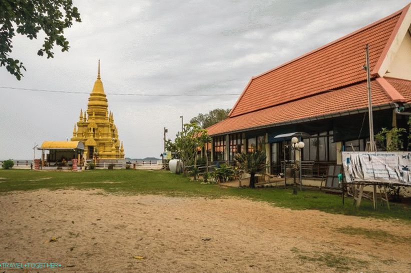 Lam So Pagoda i desno su kuće redovnika.