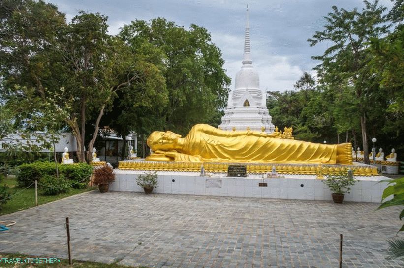 Pagoda bebe Buddhe iza zavaljenog Buddhe