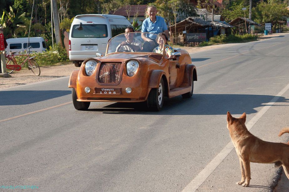 Na cesti voze drveni automobili