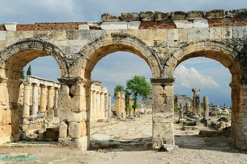Hierapolis - vrata Dominicana