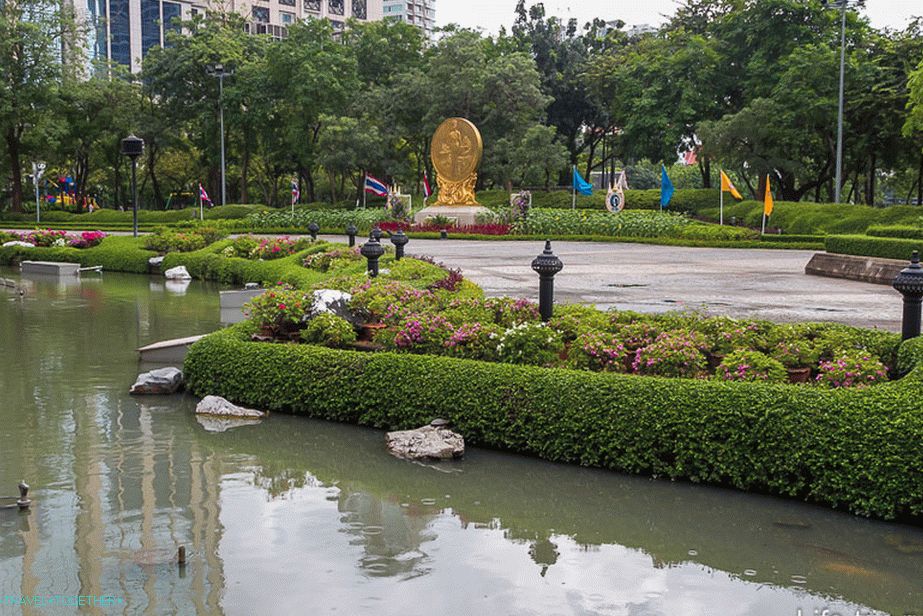 Pogled Benjasiri Park s ceste