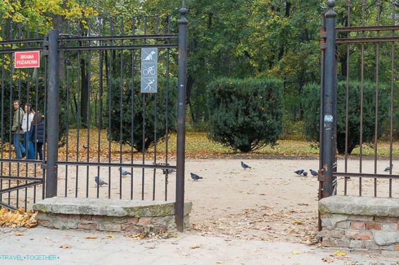 Jedan od ulaza u Lazazenski, vidimo zabranu biciklizma, skutera i pasa