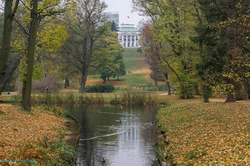 U daljini se može vidjeti palača Belvedere