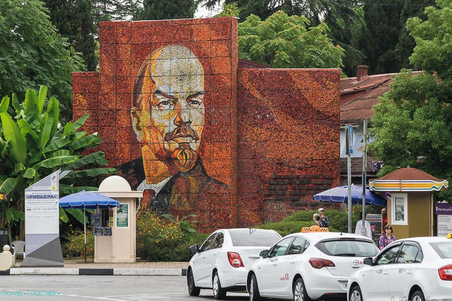 Prva stvar koja može pogoditi oko u blizini glavnog ulaza je portret Lenjina