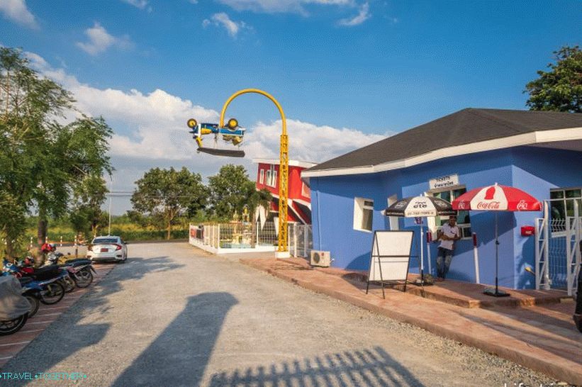 Invertirana kuća u Pattayi - atrakcija za djecu i selfimanove