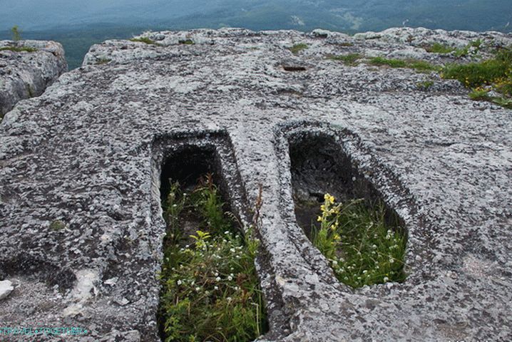 Grobovi u špiljskom gradu Mangup-Kale. Krim.