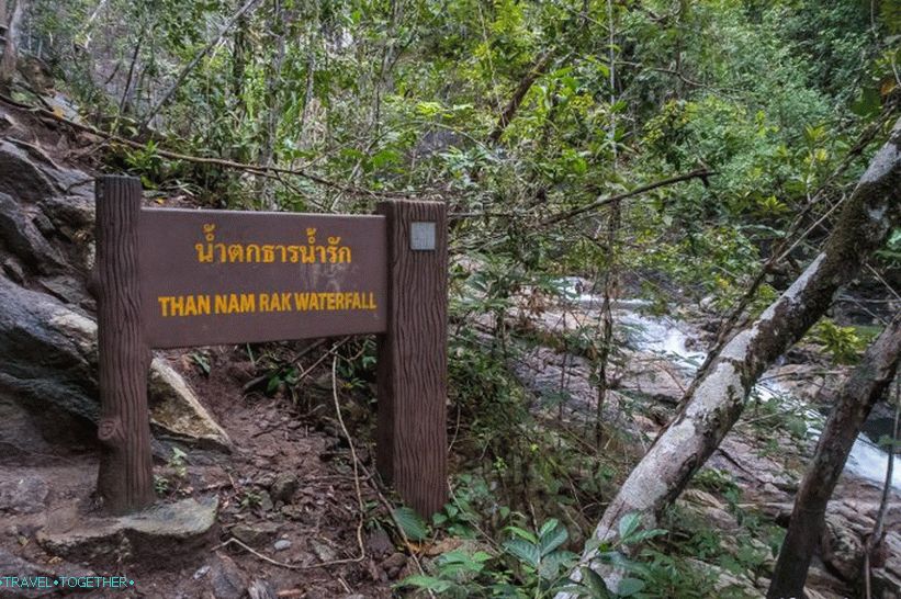 To je gore na koritu rijeke Tham Nam Rak