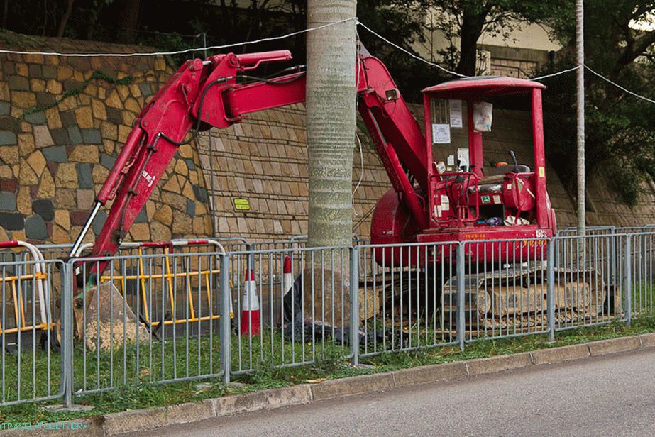 Mali kineski bager smješten u pregradi
