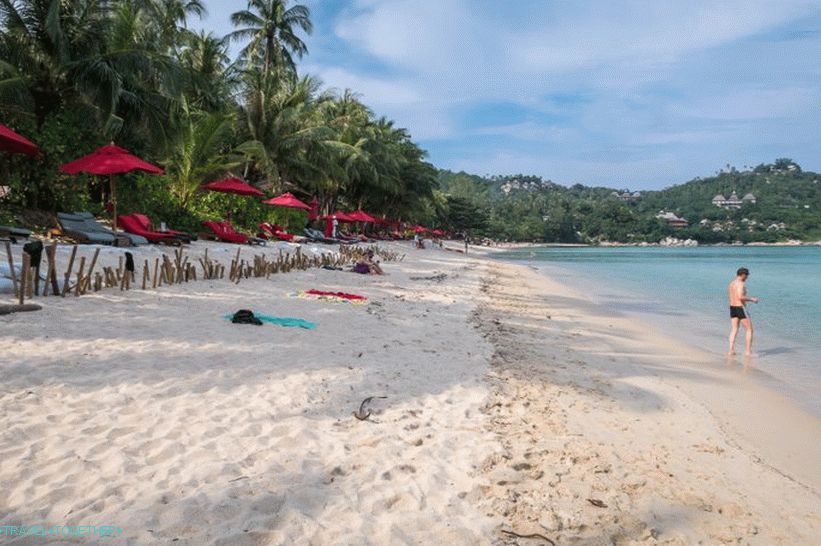 S lijeve strane, plaža također ulazi u rt. Iza, na pijesku je improvizirana ograda obližnjeg odmarališta.