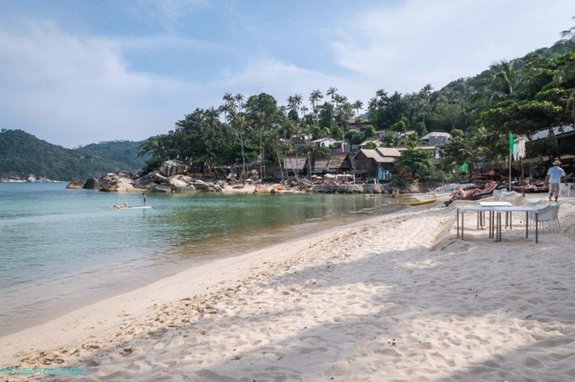 Desno su stijene na kojima stoji Panviman Resort