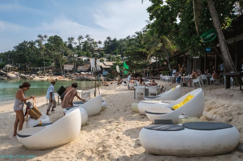 Svako odmaralište ima svoje ležaljke za sunčanje. Plaža je pomalo isprana valovima, ali bio sam ovdje tijekom kišne sezone, tako da je to normalno.