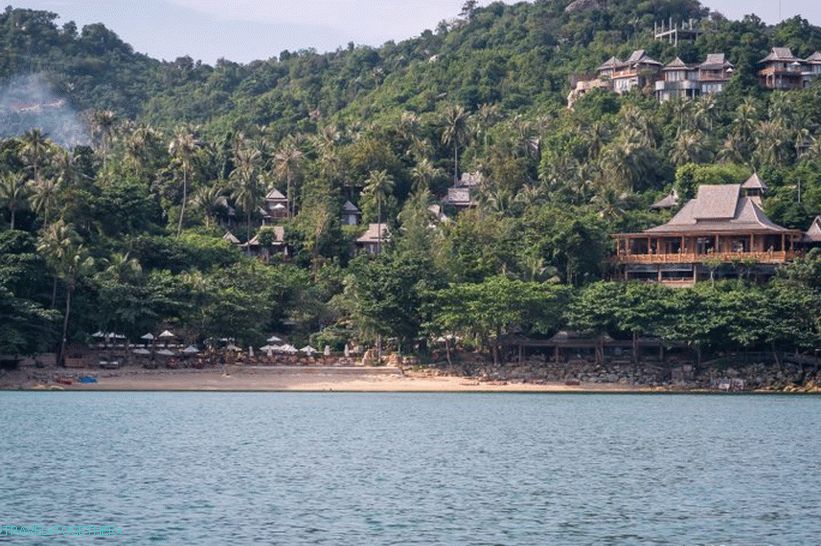 Na lijevoj strani plaže, iza rta nalazi se još jedna skrivena plaža, duga oko 100 metara