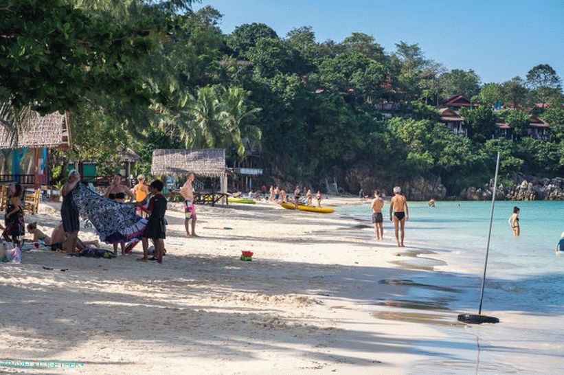 Ujutro sjena dopire do vode - vrlo je cool za odmor na plaži.